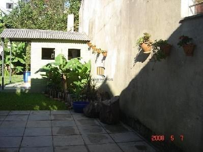 Casa em Porto Alegre, no bairro Ipanema, com 3 dormitório(s), e 3 banheiros, à venda.