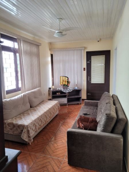 Casa em Porto Alegre, no bairro Cavalhada, com 6 dormitório(s), e 6 banheiros, à venda.