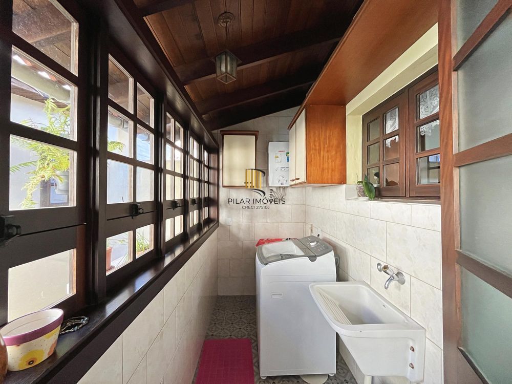 Ótima residência com 3 dormitórios, sendo 1 suíte, lareira e piscina.