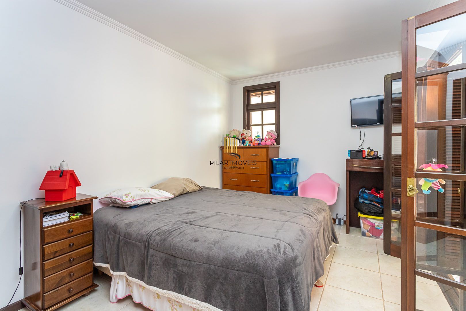 Casa de 272m², 4 dormitórios, 2 suítes e 4 vagas de garagem, no bairro Ipanema, próxima à orla do Guaíba.