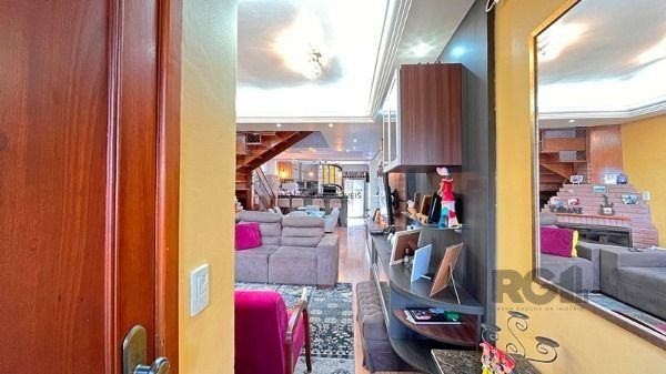 Casa em Porto Alegre, no bairro Ipanema, com 4 dormitório(s), e 4 banheiros, à venda.