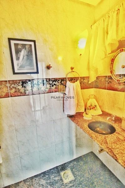 Casa em Porto Alegre, no bairro Jardim Isabel, com 4 dormitório(s), e 4 banheiros, à venda.