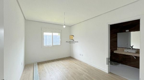 Casa em Porto Alegre, no bairro Ipanema, com 3 dormitório(s), à venda.