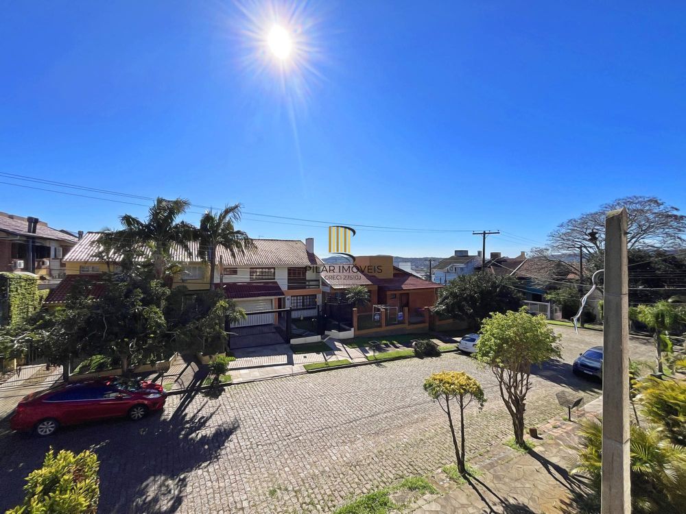 Ótima residência com 3 dormitórios, sendo 1 suíte, lareira e piscina.