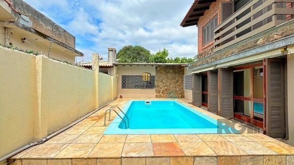 Casa em Porto Alegre, no bairro Guarujá, com 5 dormitório(s), e 5 banheiros, à venda.