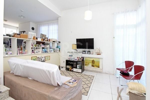 Casa em Porto Alegre, no bairro Aberta dos Morros, com 3 dormitório(s), e 3 banheiros, à venda.