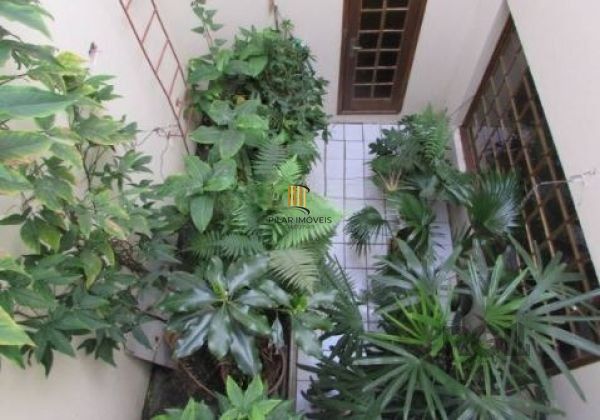 Casa em Porto Alegre, no bairro Nonoai, com 4 dormitório(s), e 4 banheiros, à venda.