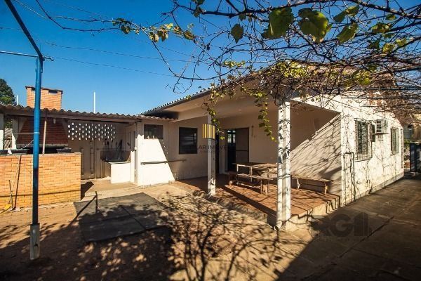 Casa em Porto Alegre, no bairro Vila Nova, com 6 dormitório(s), e 6 banheiros, à venda.