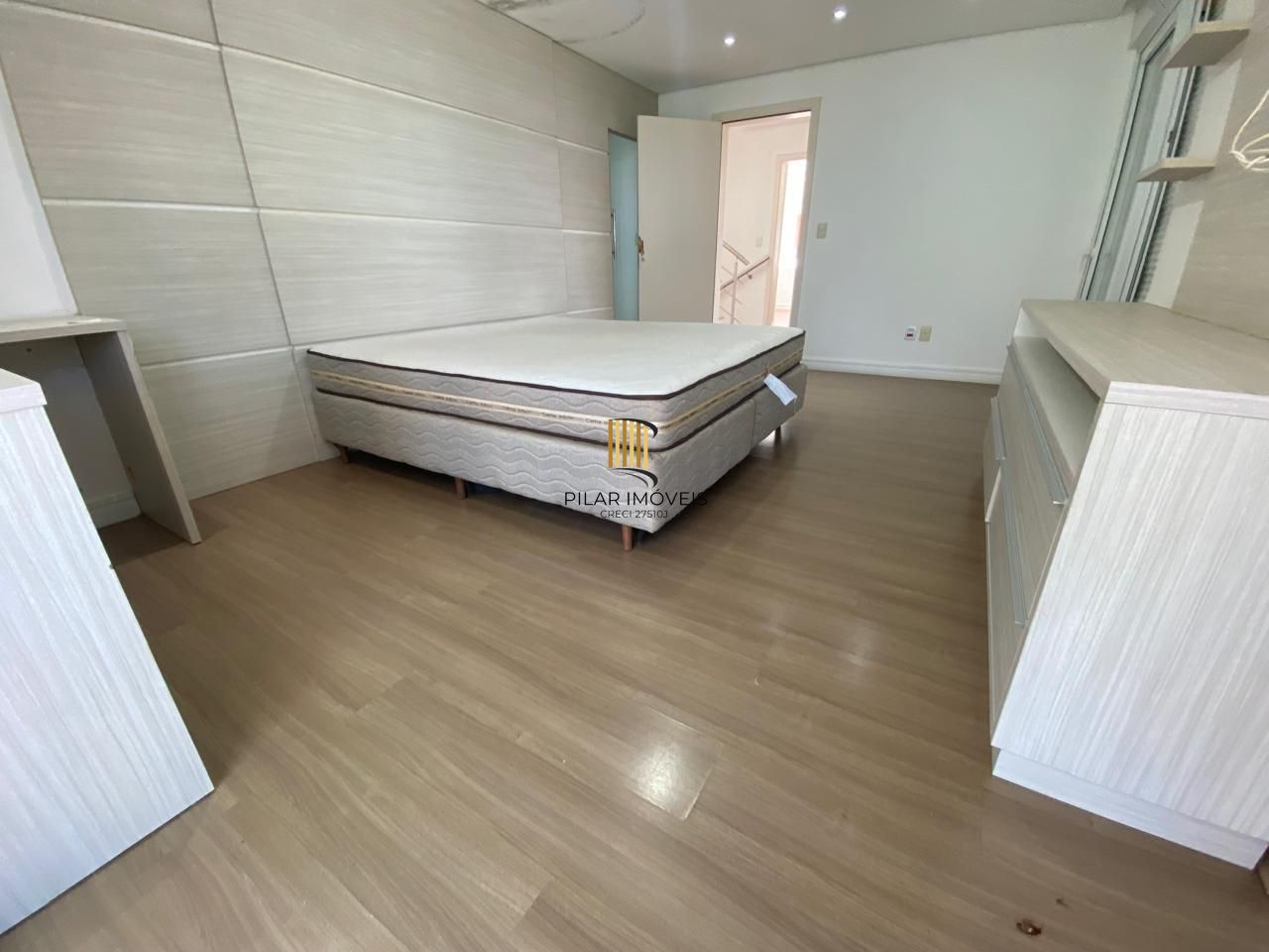 Casa em condomínio semimobiliada, no Lagos de Nova Ipanema