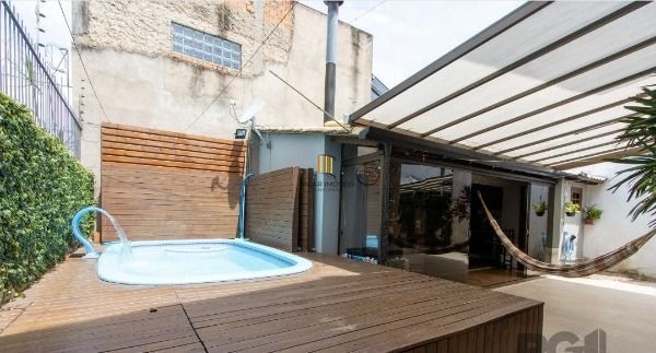 Casa em Porto Alegre, no bairro Aberta Dos Morros, com 5 dormitório(s), e 5 banheiros, à venda.