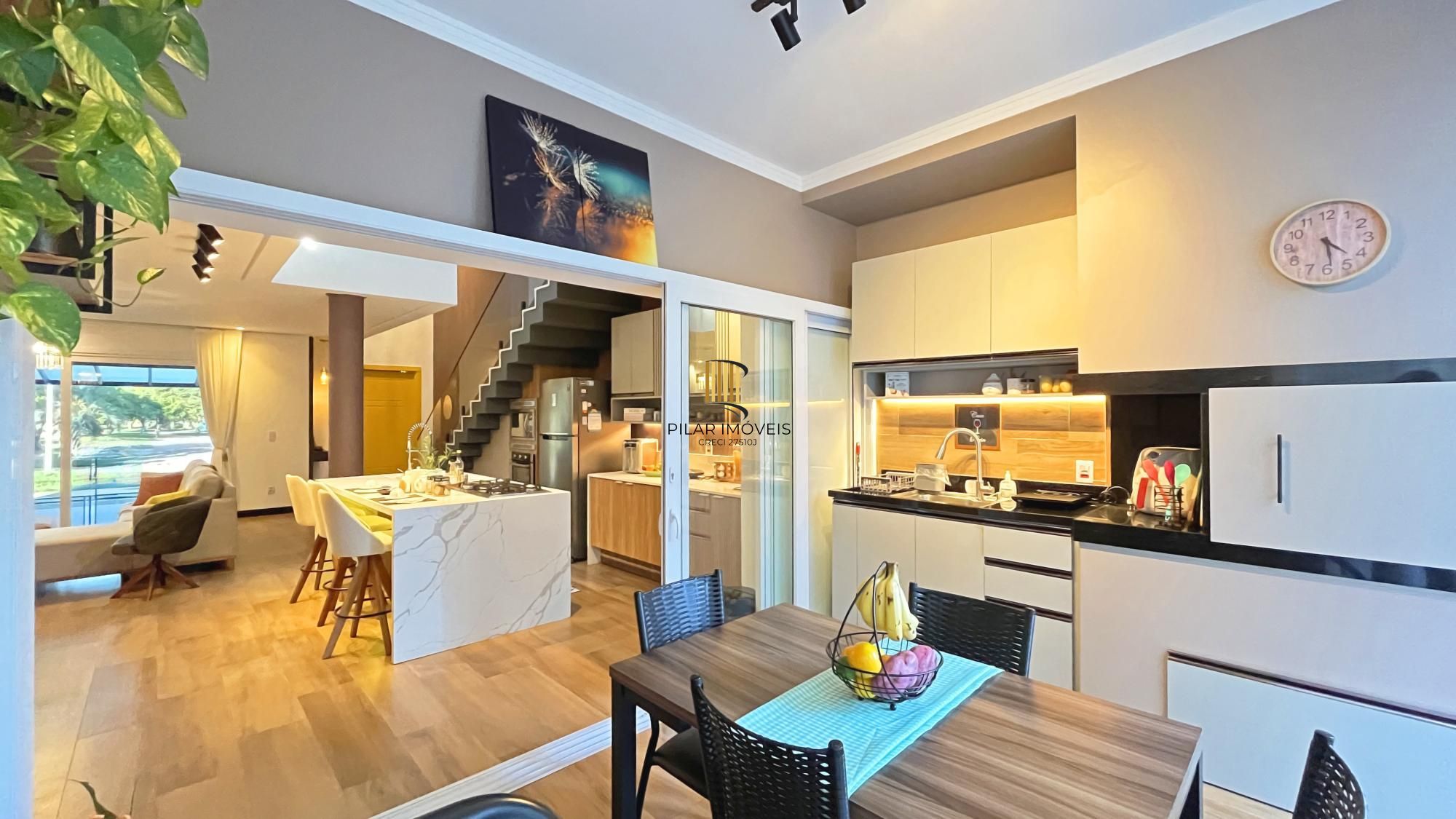 Casa à venda com 174m², 3 dormitórios, 3 suítes, 2 vagas, no bairro Hípica em Porto Alegre