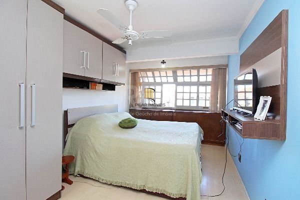 Casa em Porto Alegre, no bairro Ipanema, com 3 dormitório(s), e 3 banheiros, à venda.