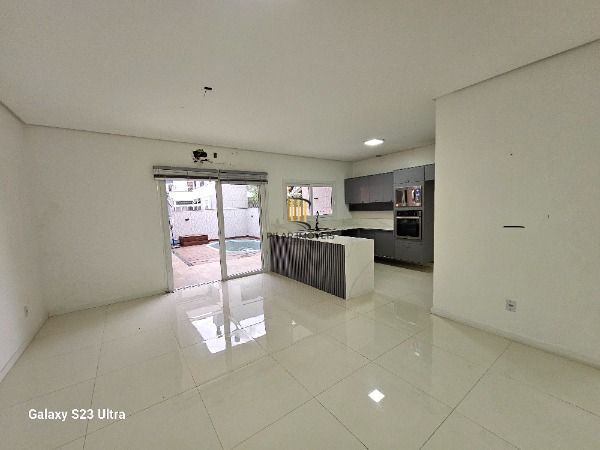 Casa Condominio em Porto Alegre, no bairro Hípica, com 4 dormitório(s), e 4 banheiros, à venda.