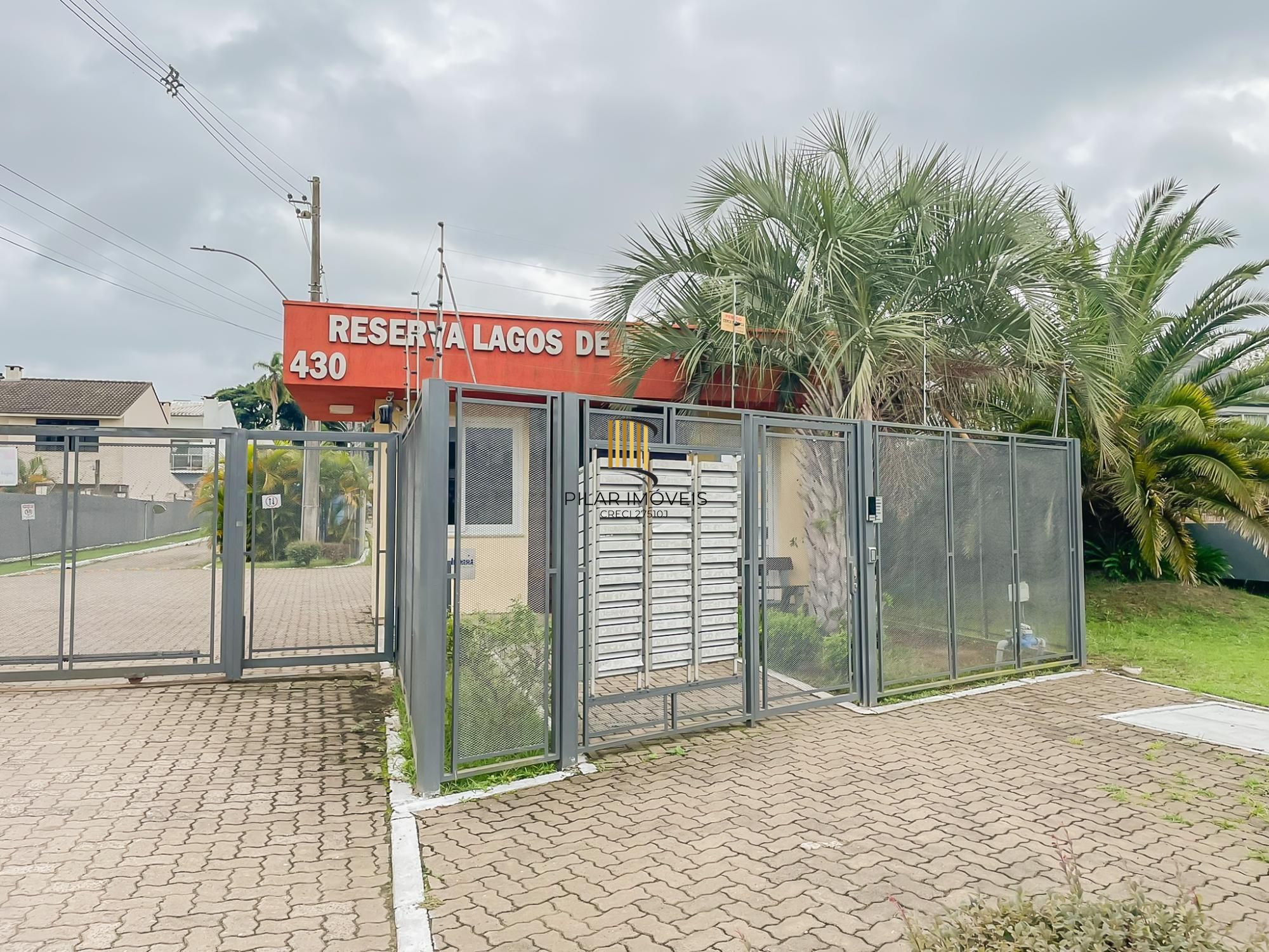 Casa ampla com piscina e suíte diferenciada em condomínio no Lagos de Ipanema zona Sul de Porto Alegre !