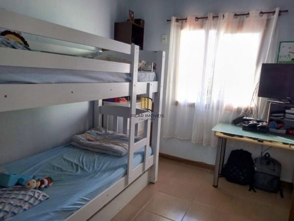 Casa em Porto Alegre, no bairro Teresópolis, com 2 dormitório(s), e 2 banheiros, à venda.