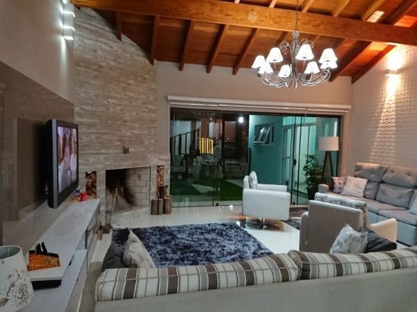 Casa em Porto Alegre, no bairro Espirito Santo, com 4 dormitório(s), e 4 banheiros, à venda.