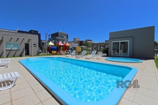 Casa em Porto Alegre, no bairro Hípica, com 3 dormitório(s), e 3 banheiros, à venda.