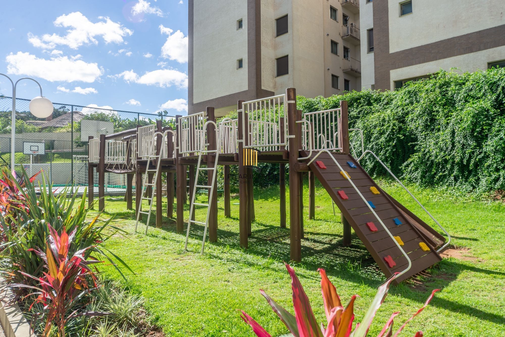 Excelente apto com 126 m² de área privativa 3 dormitórios sendo os 3 suítes  e duas vagas de garagens individuais
