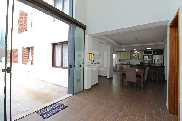 Casa para Venda - 400m², 4 dormitórios, sendo 2 suites, 4 vagas - Guarujá