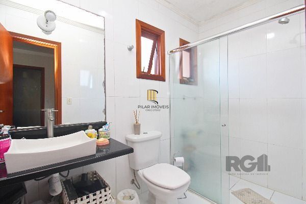 Casa em Porto Alegre, no bairro Hípica, com 3 dormitório(s), e 3 banheiros, à venda.
