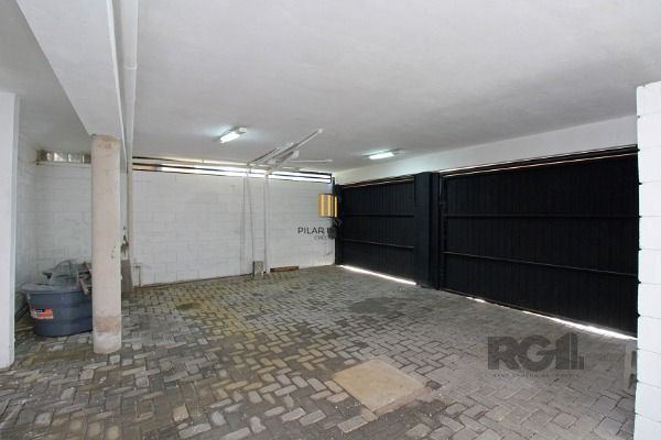 Casa em Porto Alegre, no bairro Guarujá, com 2 dormitório(s), e 2 banheiros, à venda.