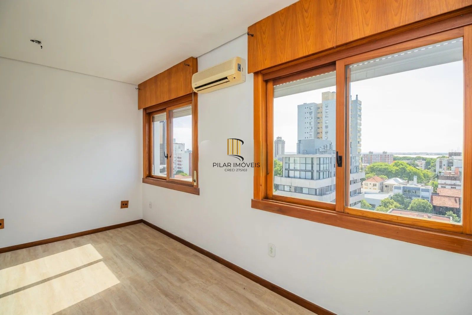 Belíssima cobertura duplex, com 262m2, 3 dormitórios e 2 vagas de garagem.