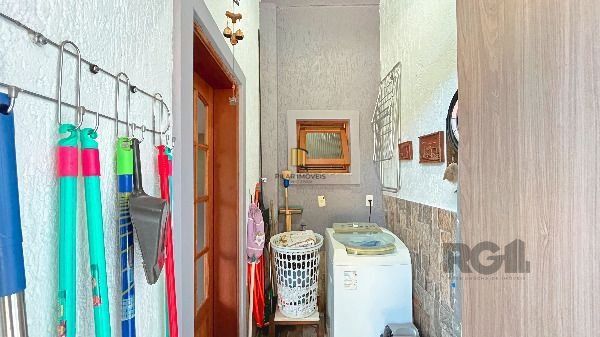 Casa em Porto Alegre, no bairro Hípica, com 3 dormitório(s), e 2 banheiros, à venda.