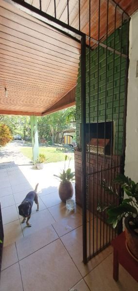 Casa em Porto Alegre, no bairro Ponta Grossa, com 3 dormitório(s), e 3 banheiros, à venda.