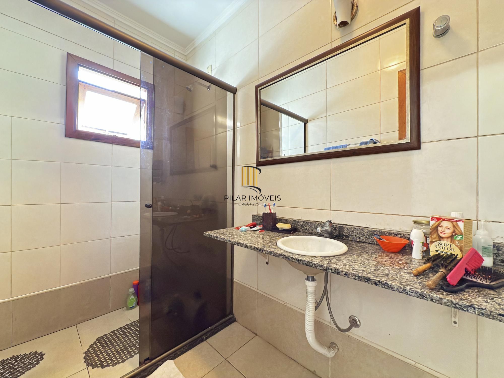 Sobrado a venda no Bairro Hipica de Porto alegre com 04 dormitórios sendo 01 suite