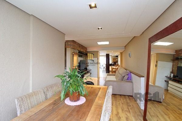 Casa em Porto Alegre, no bairro Hípica, com 2 dormitório(s), e 2 banheiros, à venda.