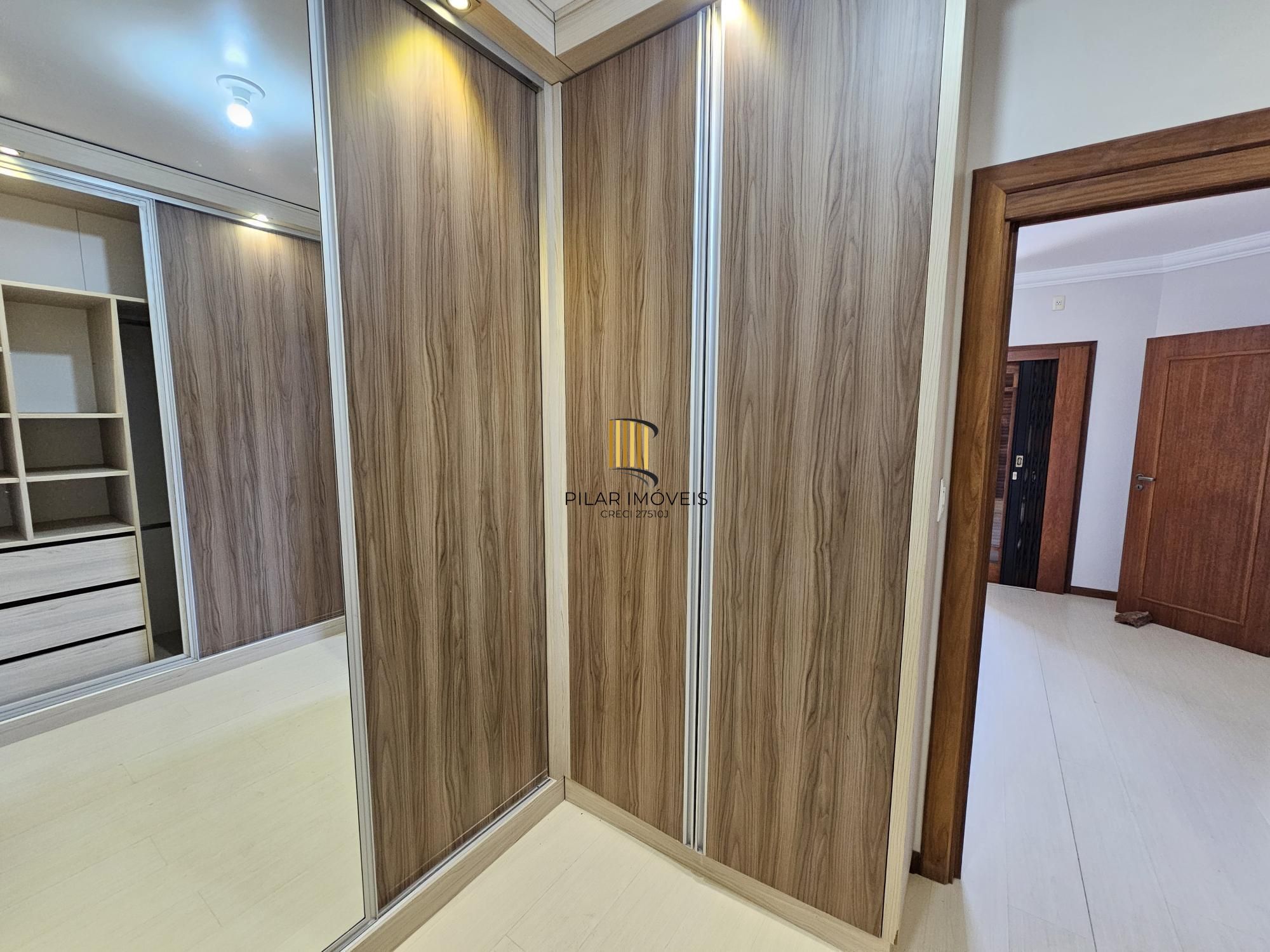 Sobrado 3 dormitórios com lareira, churrasqueira, piscina, 4 vagas garagem com 196,00m² de área construída no bairro Hípica !