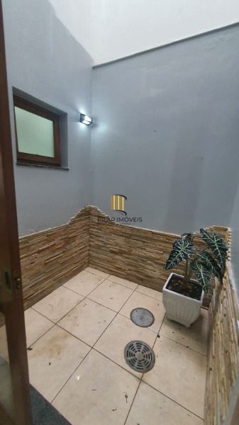 Casa em Porto Alegre, no bairro Ipanema, com 3 dormitório(s), e 3 banheiros, à venda.
