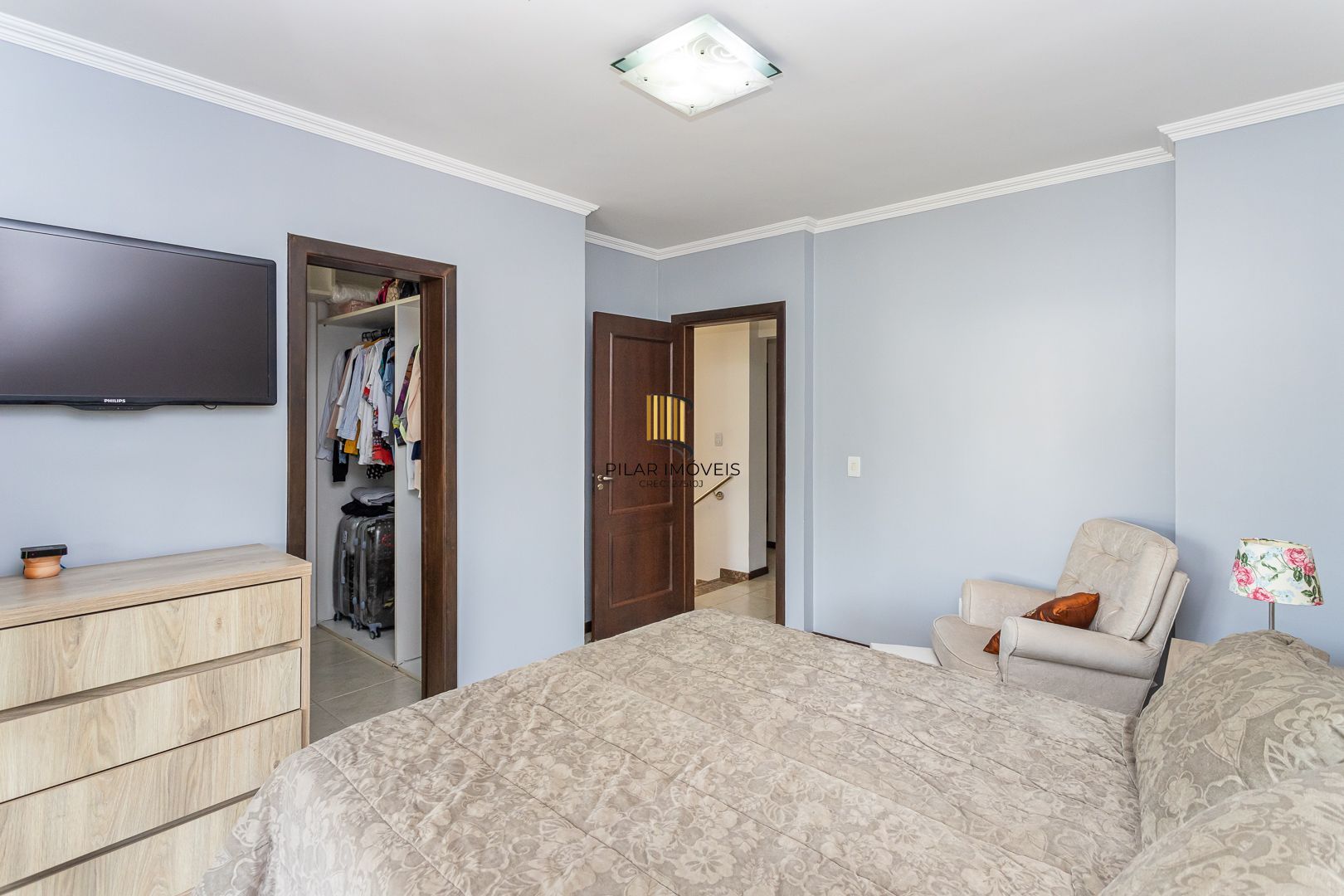 Casa de 272m², 4 dormitórios, 2 suítes e 4 vagas de garagem, no bairro Ipanema, próxima à orla do Guaíba.