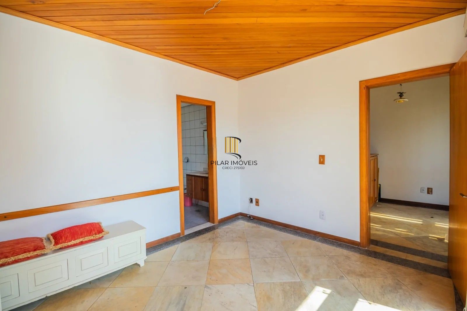 Belíssima cobertura duplex, com 262m2, 3 dormitórios e 2 vagas de garagem.