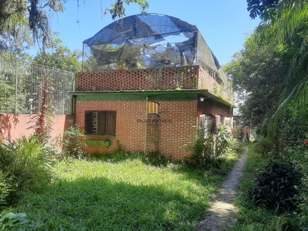 Casa em Porto Alegre, no bairro Pedra Redonda, com 2 dormitório(s), e 2 banheiros, à venda.