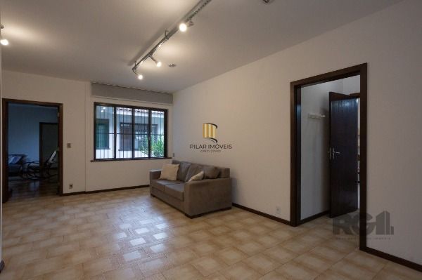 Casa em Porto Alegre, no bairro Medianeira, com 5 dormitório(s), e 5 banheiros, à venda.