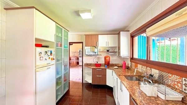 Casa em Porto Alegre, no bairro Ipanema, com 3 dormitório(s), à venda.