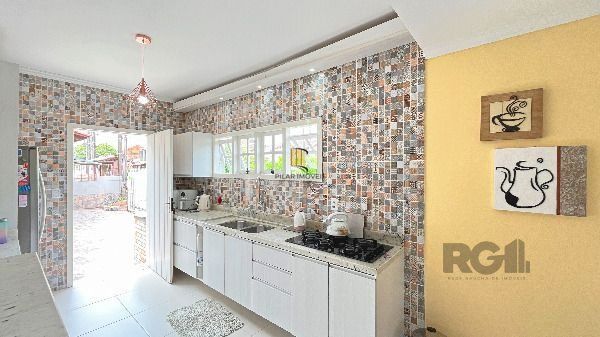 Casa em Porto Alegre, no bairro Hípica, com 2 dormitório(s), e 2 banheiros, à venda.