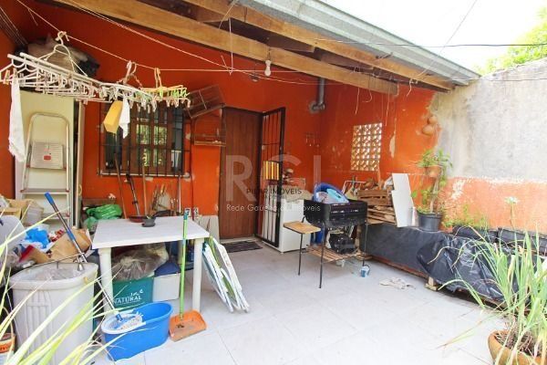 Casa em Porto Alegre, no bairro Hípica, com 2 dormitório(s), e 2 banheiros, à venda.
