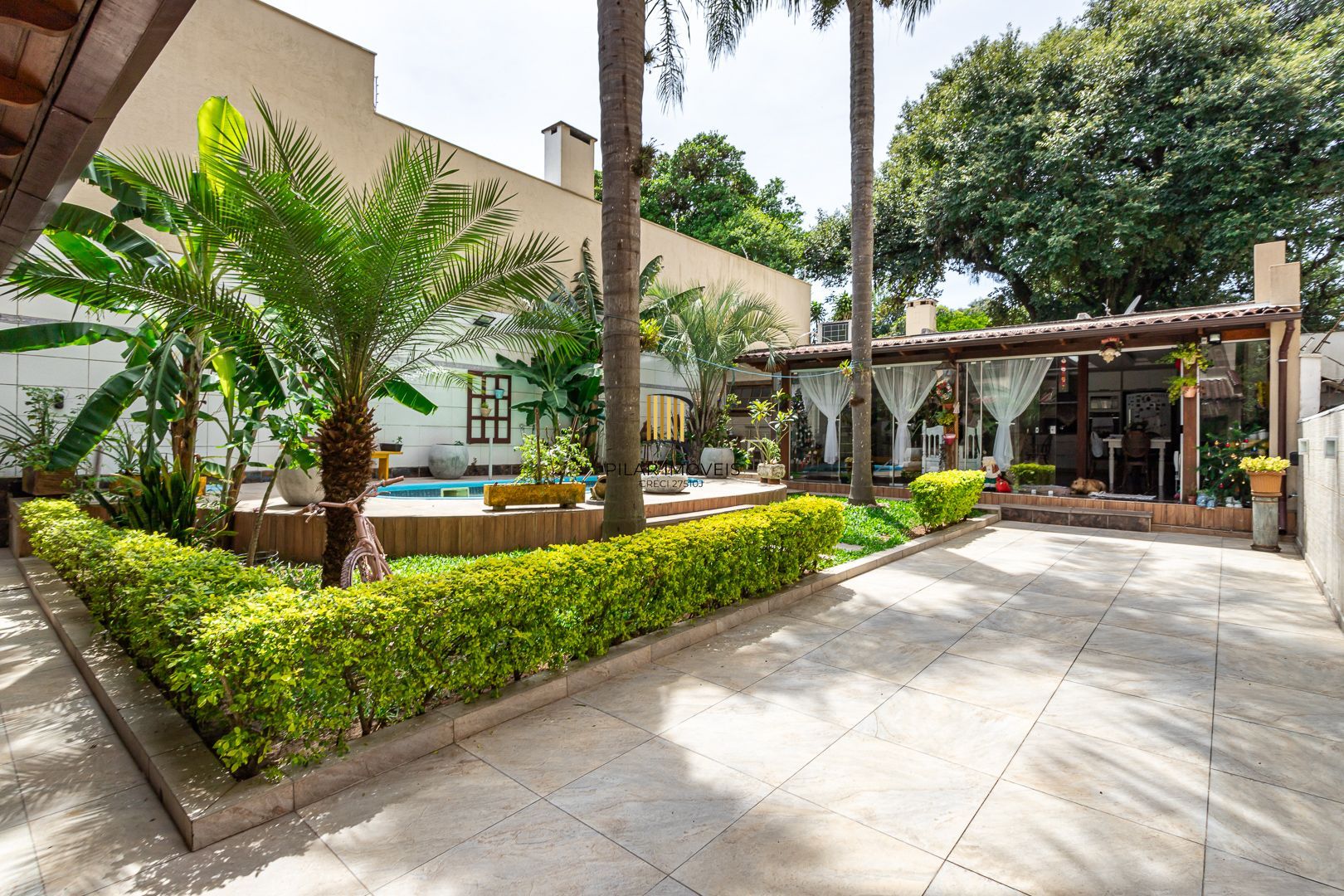 Casa de 272m², 4 dormitórios, 2 suítes e 4 vagas de garagem, no bairro Ipanema, próxima à orla do Guaíba.