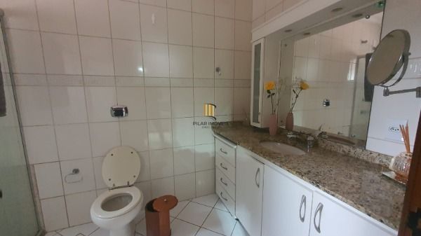 Casa em Porto Alegre, no bairro Ipanema, com 3 dormitório(s), e 3 banheiros, à venda.