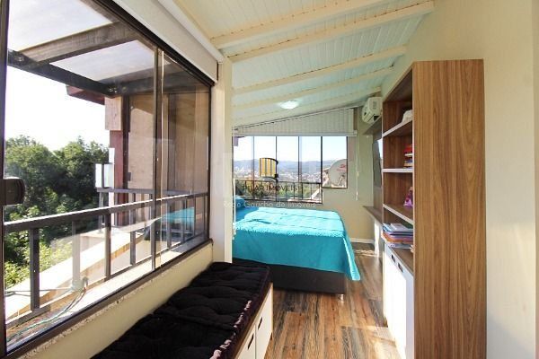 Casa Condominio em Porto Alegre, no bairro Ipanema, com 3 dormitório(s), e 3 banheiros, à venda.