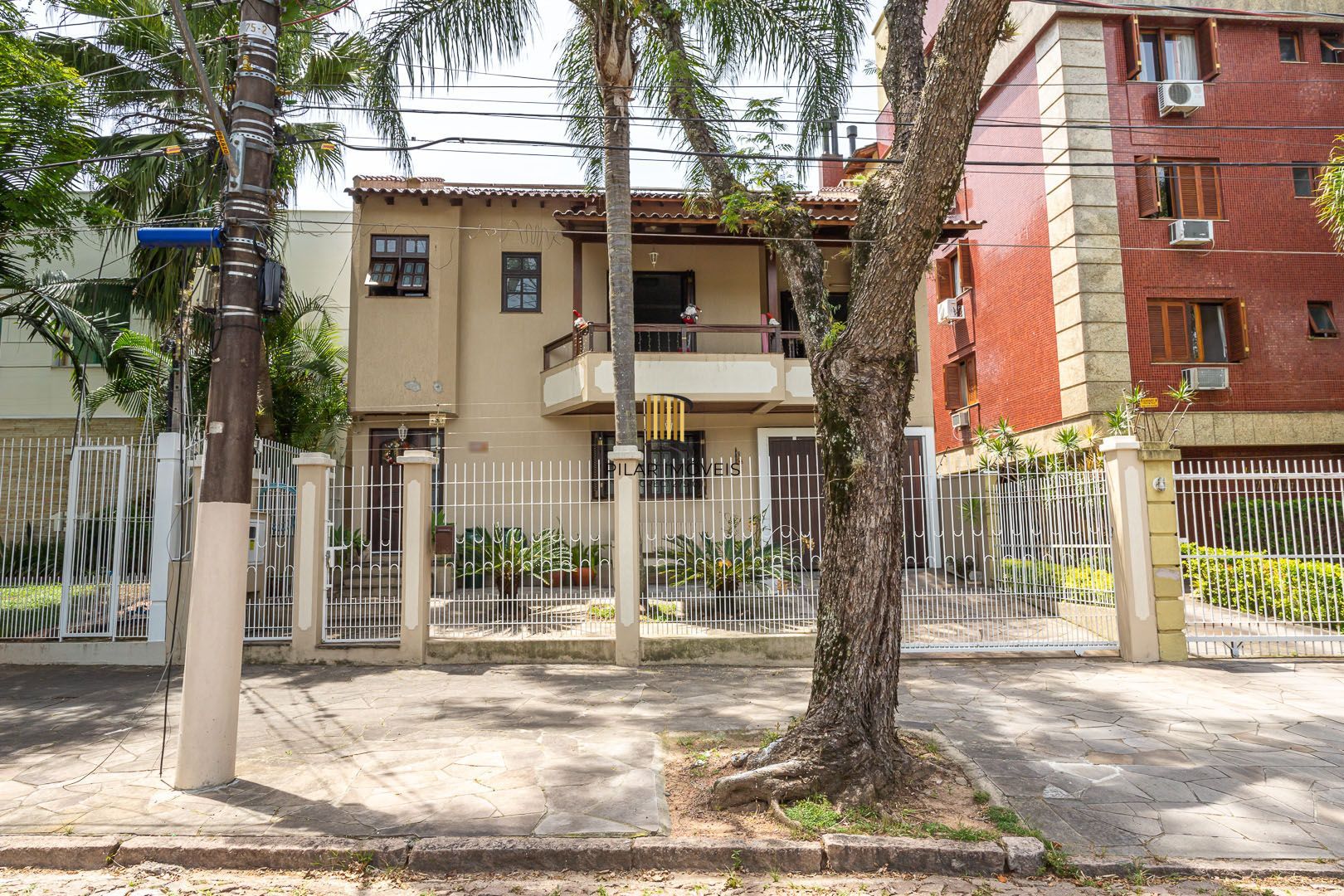 Casa de 272m², 4 dormitórios, 2 suítes e 4 vagas de garagem, no bairro Ipanema, próxima à orla do Guaíba.