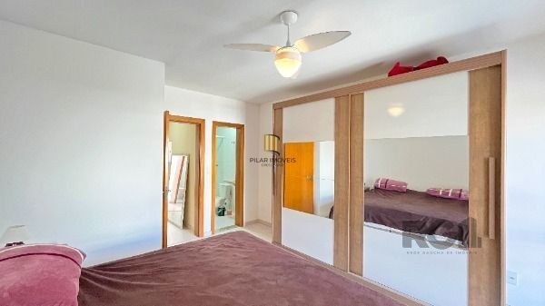 Casa em Porto Alegre, no bairro Guarujá, com 2 dormitório(s), e 2 banheiros, à venda.