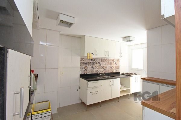 Casa Condominio em Porto Alegre, no bairro Pedra Redonda, com 3 dormitório(s), e 3 banheiros, à venda.