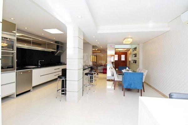 Casa em Porto Alegre, no bairro Ipanema, com 4 dormitório(s), e 4 banheiros, à venda.