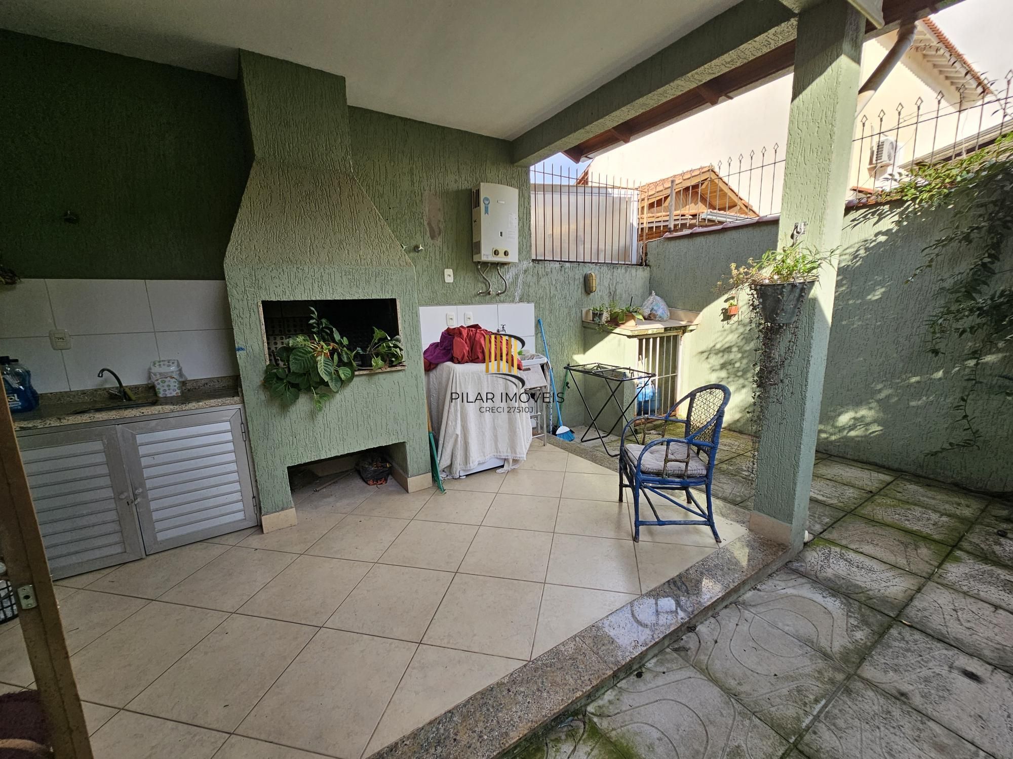 Casa 3 dormitórios no bairro Guarujá