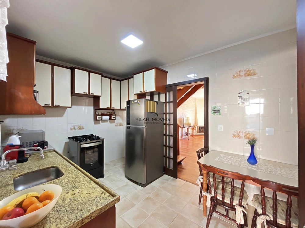 Ótima residência com 3 dormitórios, sendo 1 suíte, lareira e piscina.