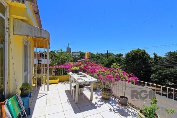 Casa em Porto Alegre, no bairro Jardim Itu, com 2 dormitório(s), e 2 banheiros, à venda.
