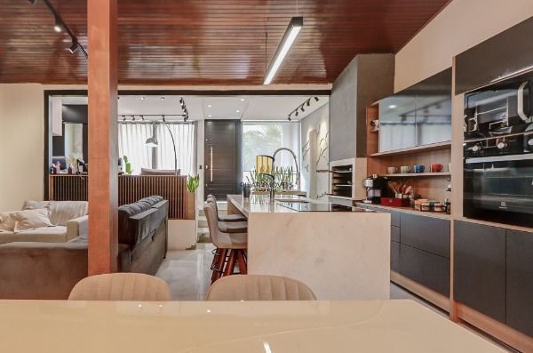 Casa em Porto Alegre, no bairro Tristeza, com 2 dormitório(s), e 2 banheiros, à venda.